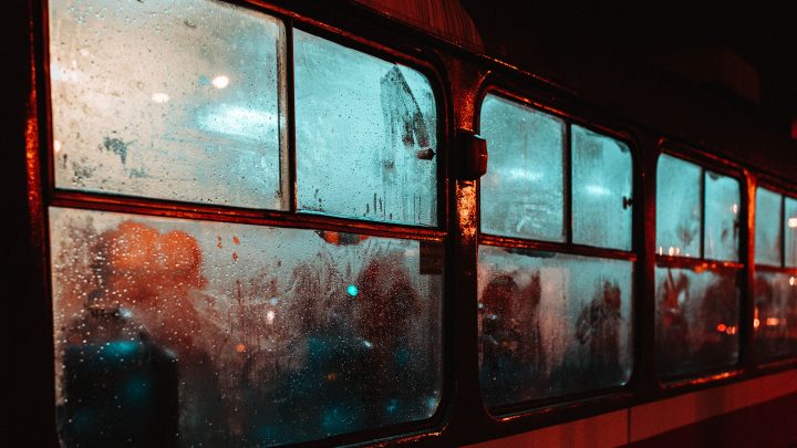 Koła autobusu kręcą się